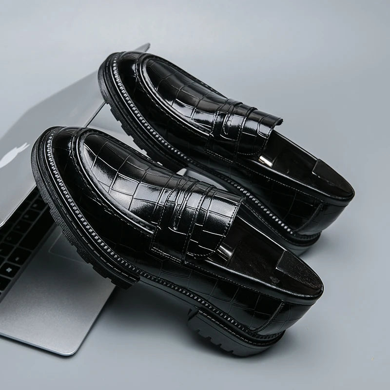 New Fashion Thick Soled Pointy Leather Shoes Shiny Face Casual Business Leather Shoes Breathable Modern Boat Casual Men Shoes