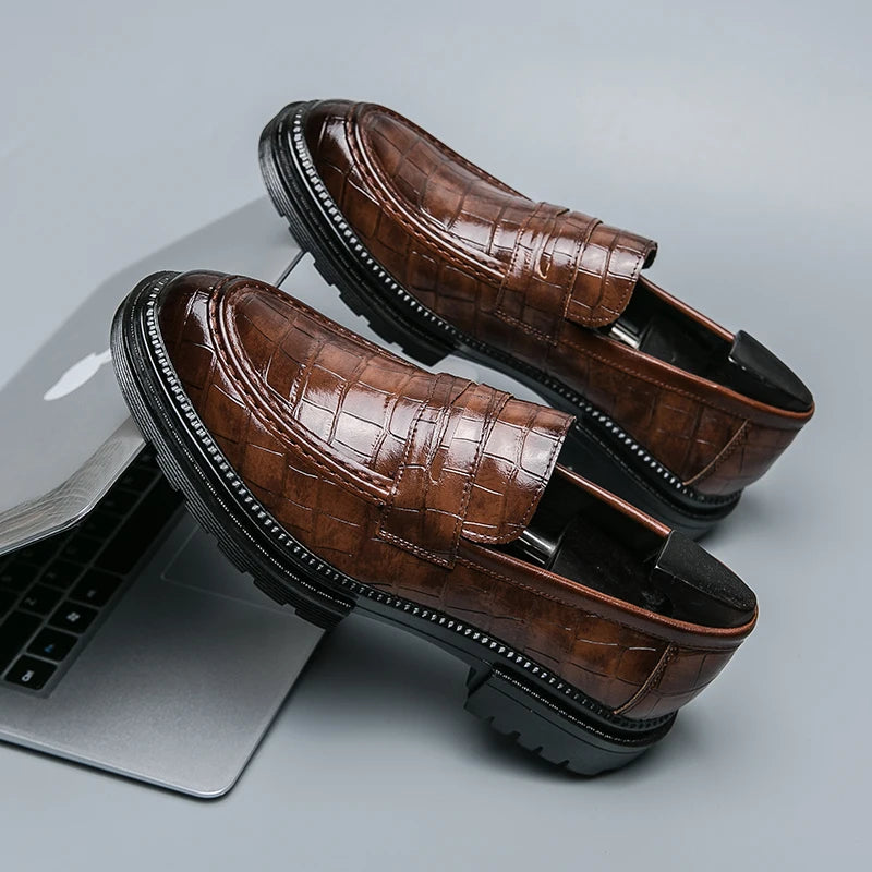 New Fashion Thick Soled Pointy Leather Shoes Shiny Face Casual Business Leather Shoes Breathable Modern Boat Casual Men Shoes