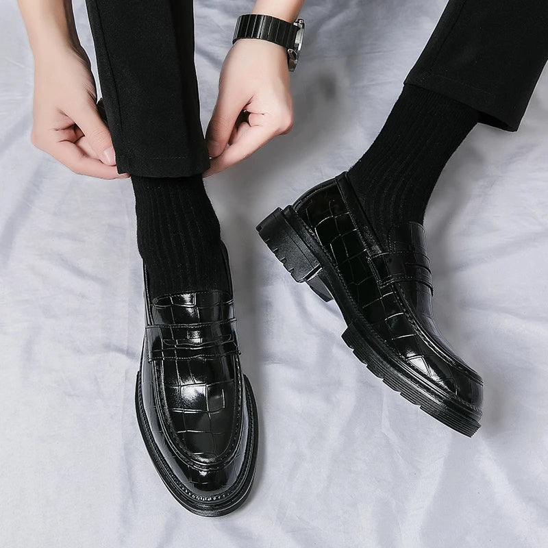 New Fashion Thick Soled Pointy Leather Shoes Shiny Face Casual Business Leather Shoes Breathable Modern Boat Casual Men Shoes